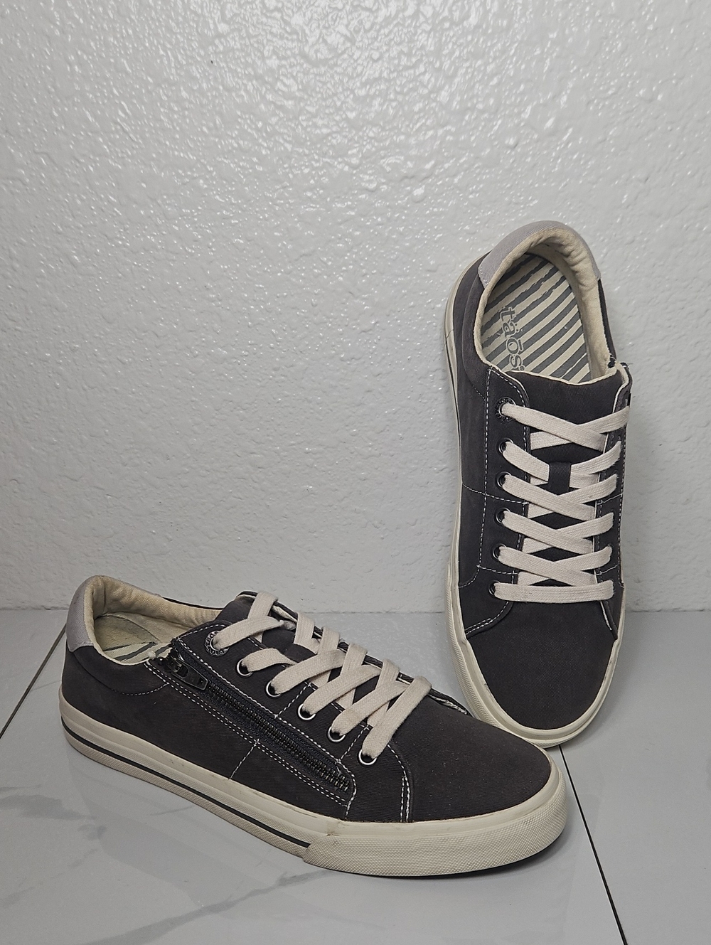 Taos Z-Soul Gray Canvas Lace Up Side Zip Sneakers Women’s Size 9